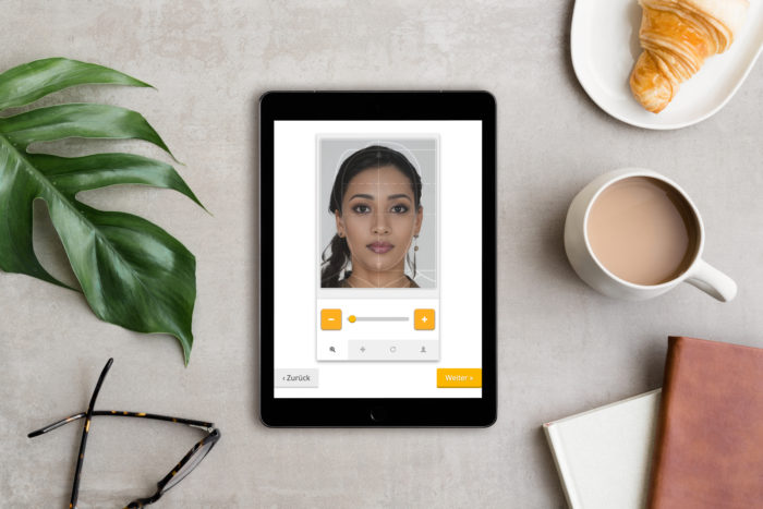 Passfoto-Generator auf iPad Pro mit angepasstem Passfoto einer jungen Frau